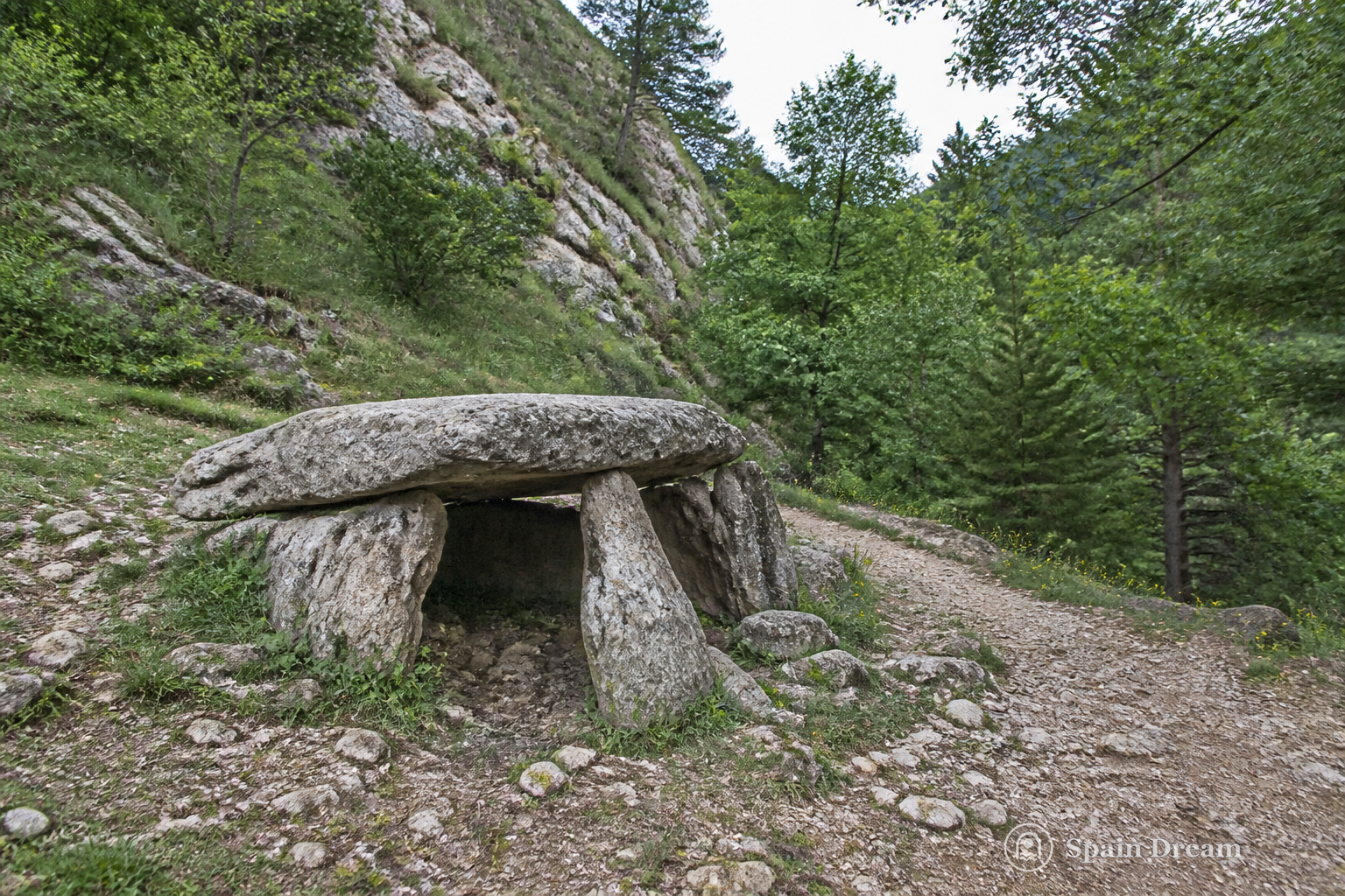 Дольмен Лас-Гуихас у лесной тропы
