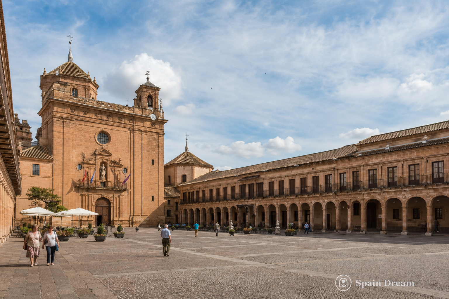 Plaza Mayor Вильянуэва-де-лос-Инфантес с аркадами, каменными фасадами и церковью San Andrés Apóstol