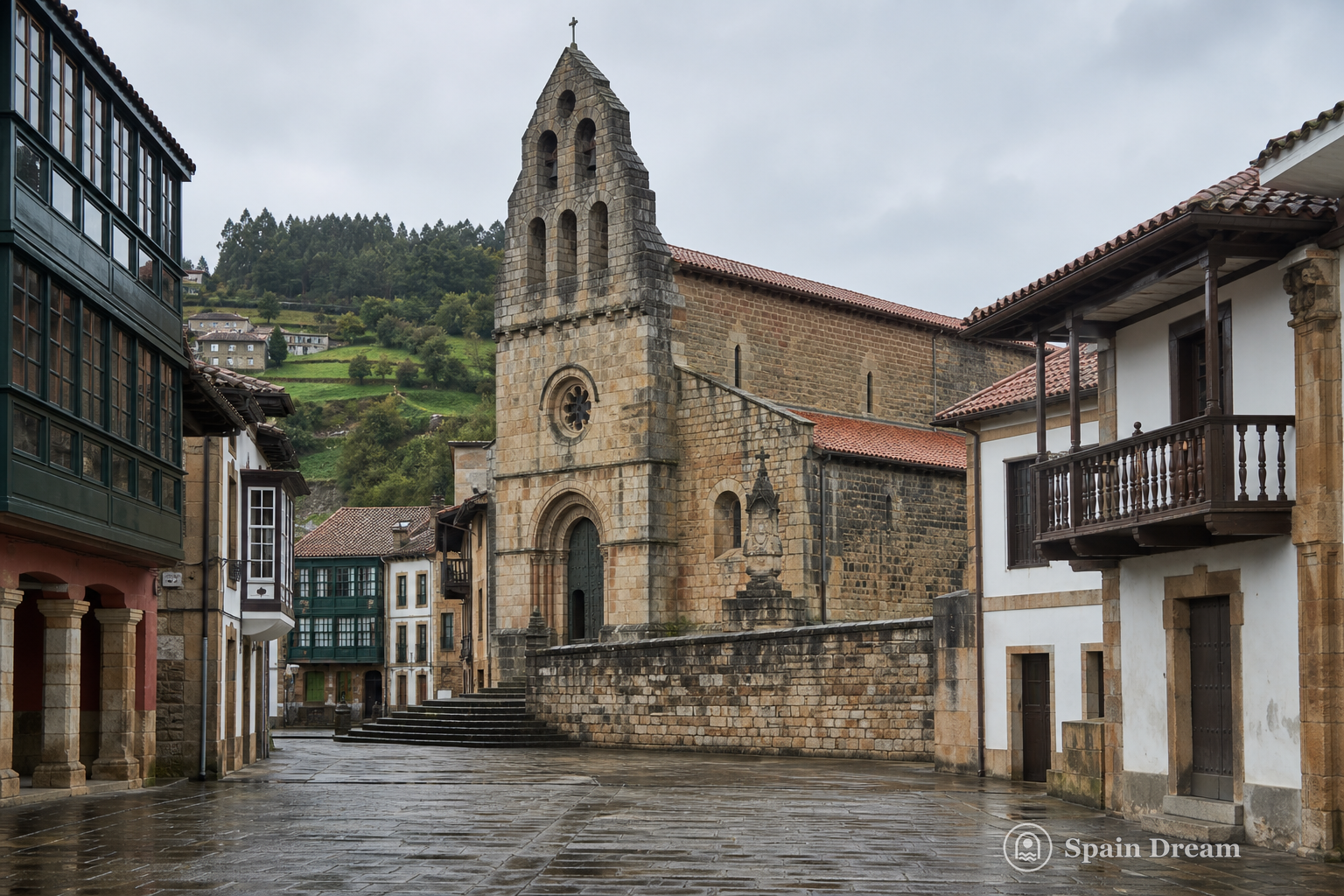 Исторический центр Вильявисиосы с церковью Santa María de la Oliva, астурийскими домами и зелёными холмами Комарки сидра